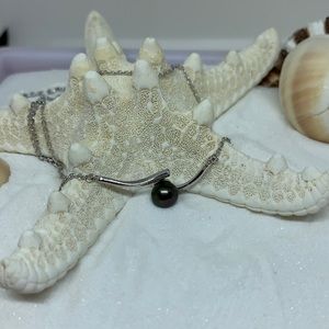 Embrace necklace vantel pearls NEW